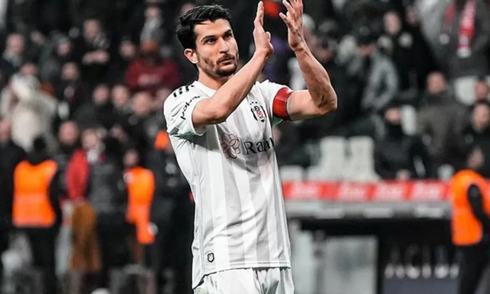 Beşiktaş, takım kaptanlarından Necip Uysal'ın ciddi bir sakatlık geçirdiğini duyurdu. Kulüpten yapılan açıklamaya göre, deneyimli futbolcu antrenman sırasında sol dizinde rotasyonel bir yaralanma yaşadı. Acıbadem Altunizade Hastanesi’nde yapılan detaylı muayene ve MR görüntülemesi sonucunda, Uysal’ın sol diz ön çapraz bağlarında yaralanma tespit edildi. Kulübün Açıklaması: "Futbol A Takımımızın bugün gerçekleştirdiği antrenmanda sol dizinde rotasyonel yaralanma meydana gelen futbolcumuz Necip Uysal’ın Acıbadem Altunizade Hastanesi’nde yapılan muayene ve MR görüntülemesinde, sol dizinde ön çapraz bağ yaralanması tespit edilmiştir. Necip Uysal’ın tedavisine sağlık ekibimizce başlanmıştır." Sahalardan 6 Ay Uzak Kalacak TRT Spor'un haberine göre, Necip Uysal en az 6 ay boyunca sahalardan uzak kalacak. Bu süre zarfında Beşiktaş, önemli bir tecrübe kaynağını yitirmiş olacak. Necip Uysal, Beşiktaş formasıyla bugüne kadar 461 maça çıkarken, 6 gol ve 18 asistlik bir performans sergiledi. Tecrübeli futbolcunun sahalardan uzak kalması, siyah-beyazlı takımın kadro derinliğini zorlayacak gibi görünüyor. Beşiktaş’ın Kaptanı ve Vefalı Askeri Beşiktaş camiası için büyük bir anlam taşıyan Necip Uysal, genç yaşlardan itibaren kulübe hizmet eden ve taraftarların gönlünde taht kuran bir isim. Bu sakatlık, hem takım içinde hem de taraftarlar arasında derin bir üzüntü yaratmış durumda. Necip’in uzun süredir formasını giydiği Beşiktaş’taki eksikliği, takımın sahadaki liderliğinde de önemli bir boşluk oluşturacak. Bu zor süreçte, Beşiktaş’ın nasıl bir rota çizeceği merakla bekleniyor. Necip Uysal’ın yerini doldurmak ve takımın performansını düşürmemek için teknik ekibin farklı stratejiler geliştirmesi gerekecek.