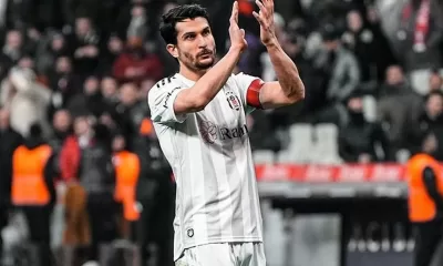 Beşiktaş, takım kaptanlarından Necip Uysal'ın ciddi bir sakatlık geçirdiğini duyurdu. Kulüpten yapılan açıklamaya göre, deneyimli futbolcu antrenman sırasında sol dizinde rotasyonel bir yaralanma yaşadı. Acıbadem Altunizade Hastanesi’nde yapılan detaylı muayene ve MR görüntülemesi sonucunda, Uysal’ın sol diz ön çapraz bağlarında yaralanma tespit edildi. Kulübün Açıklaması: "Futbol A Takımımızın bugün gerçekleştirdiği antrenmanda sol dizinde rotasyonel yaralanma meydana gelen futbolcumuz Necip Uysal’ın Acıbadem Altunizade Hastanesi’nde yapılan muayene ve MR görüntülemesinde, sol dizinde ön çapraz bağ yaralanması tespit edilmiştir. Necip Uysal’ın tedavisine sağlık ekibimizce başlanmıştır." Sahalardan 6 Ay Uzak Kalacak TRT Spor'un haberine göre, Necip Uysal en az 6 ay boyunca sahalardan uzak kalacak. Bu süre zarfında Beşiktaş, önemli bir tecrübe kaynağını yitirmiş olacak. Necip Uysal, Beşiktaş formasıyla bugüne kadar 461 maça çıkarken, 6 gol ve 18 asistlik bir performans sergiledi. Tecrübeli futbolcunun sahalardan uzak kalması, siyah-beyazlı takımın kadro derinliğini zorlayacak gibi görünüyor. Beşiktaş’ın Kaptanı ve Vefalı Askeri Beşiktaş camiası için büyük bir anlam taşıyan Necip Uysal, genç yaşlardan itibaren kulübe hizmet eden ve taraftarların gönlünde taht kuran bir isim. Bu sakatlık, hem takım içinde hem de taraftarlar arasında derin bir üzüntü yaratmış durumda. Necip’in uzun süredir formasını giydiği Beşiktaş’taki eksikliği, takımın sahadaki liderliğinde de önemli bir boşluk oluşturacak. Bu zor süreçte, Beşiktaş’ın nasıl bir rota çizeceği merakla bekleniyor. Necip Uysal’ın yerini doldurmak ve takımın performansını düşürmemek için teknik ekibin farklı stratejiler geliştirmesi gerekecek.